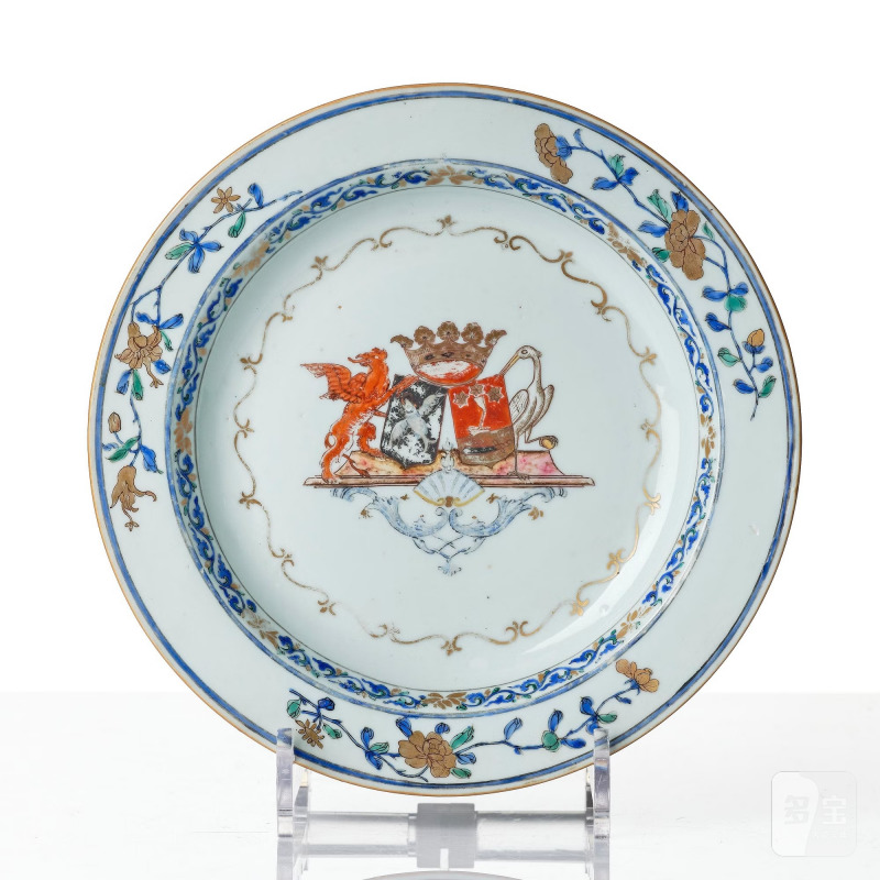 A set of the three famille rose armorial dinner plates, - 图6